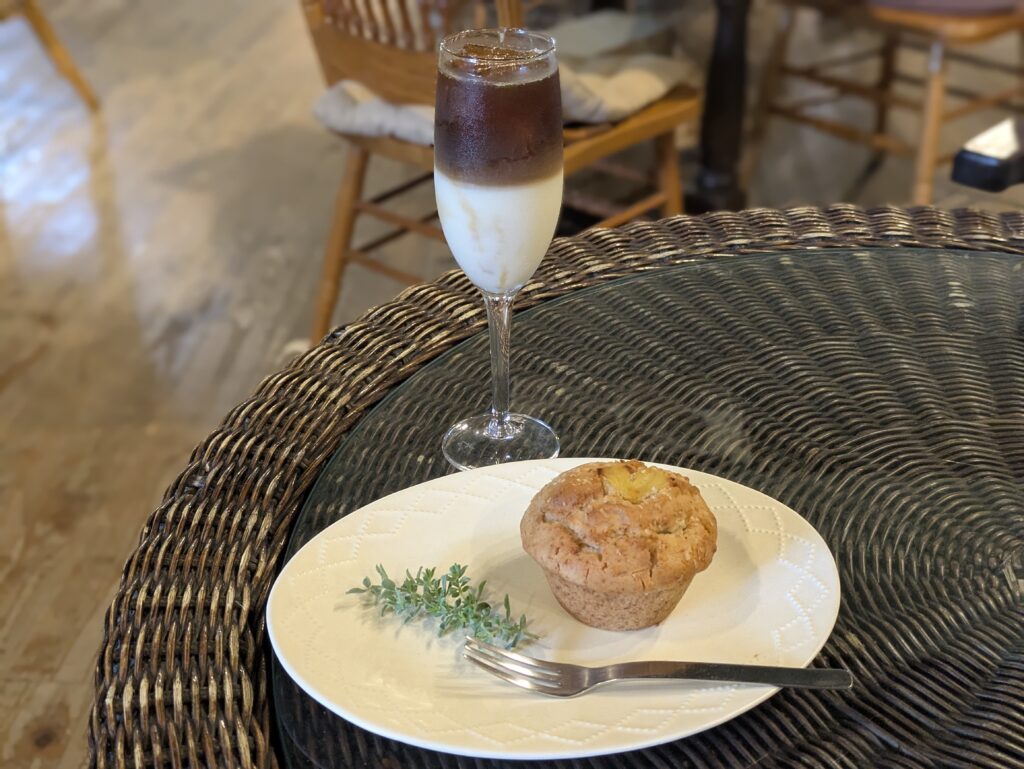 CAFEスローパインとココナツマフィンと甘酒コーヒー
