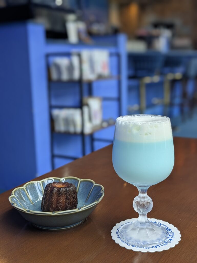 two meet coffee roomモナンミルクとカヌレ