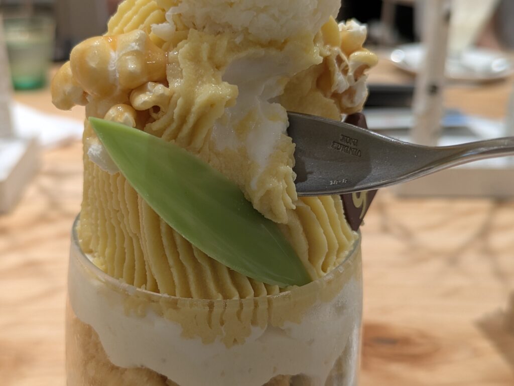 よつ葉ミルクプレイスとうきびクリームをすくうスプーン