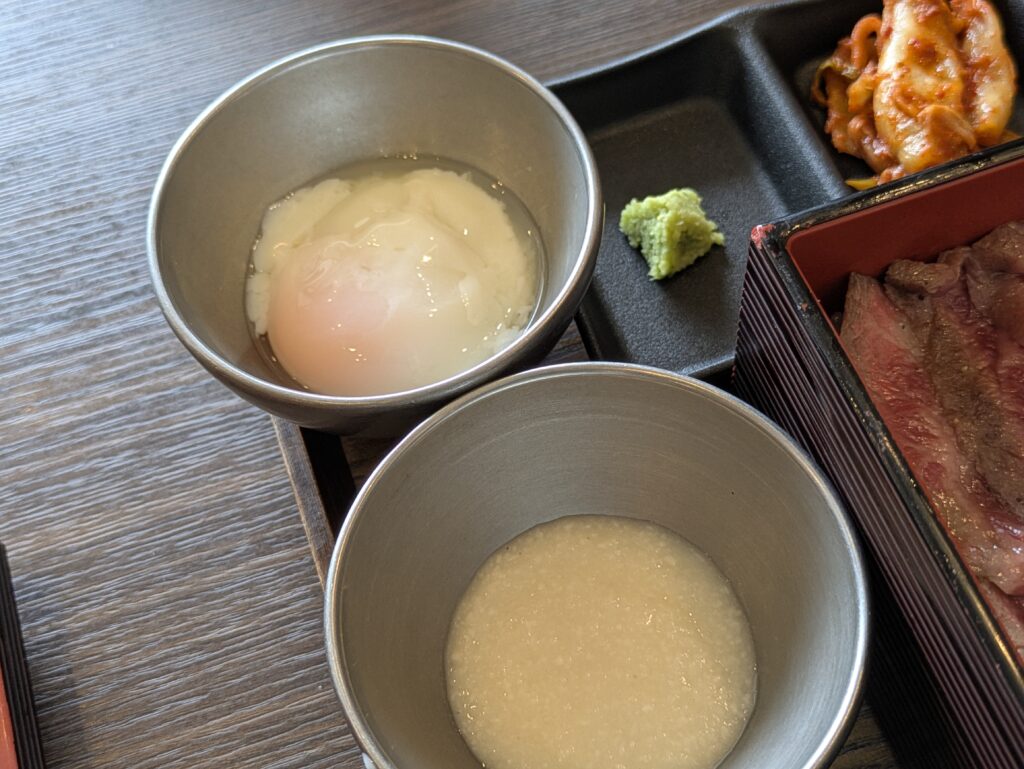 焼肉いのうえランチ生卵ととろろ