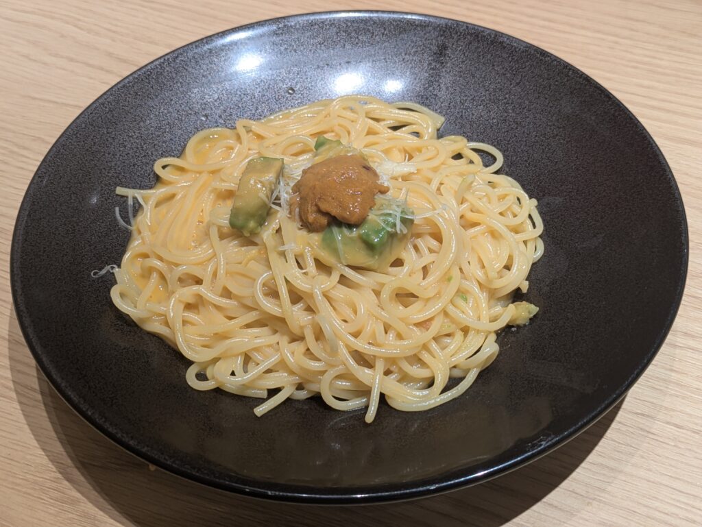 鎌倉パスタうにとアボカドの濃厚クリームパスタ