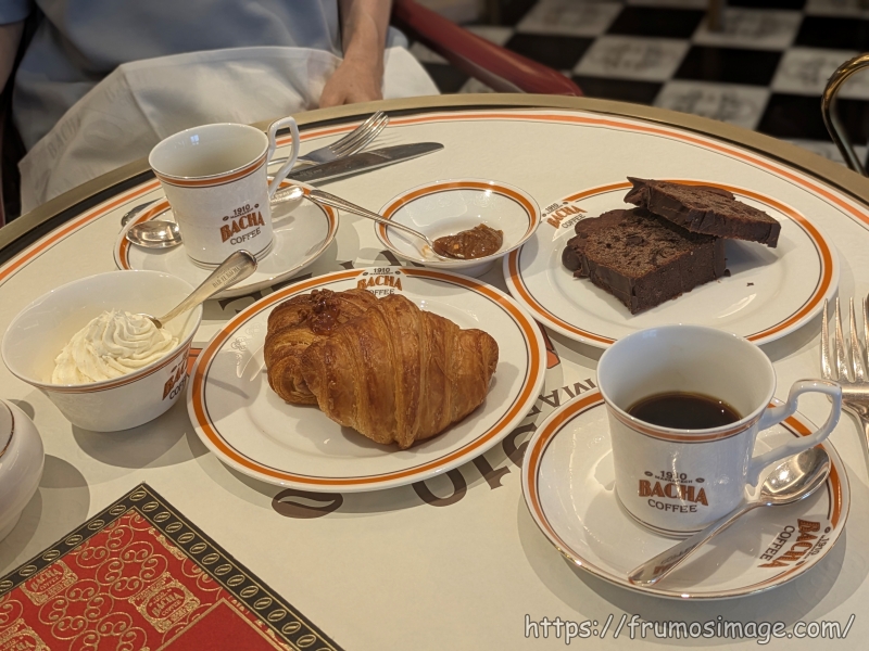 バシャコーヒー店内販売のコーヒー豆缶