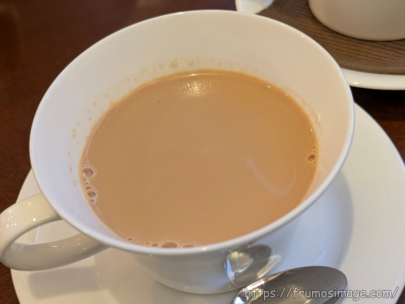 プリュスカフェ吉祥寺カルダモンミルクティー