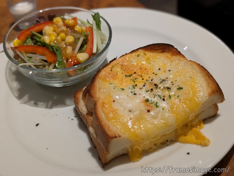 珈琲館モーニング4種チーズのツナトーストサンドとサラダ