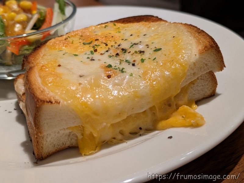 珈琲館モーニング4種チーズのツナトーストサンド接写