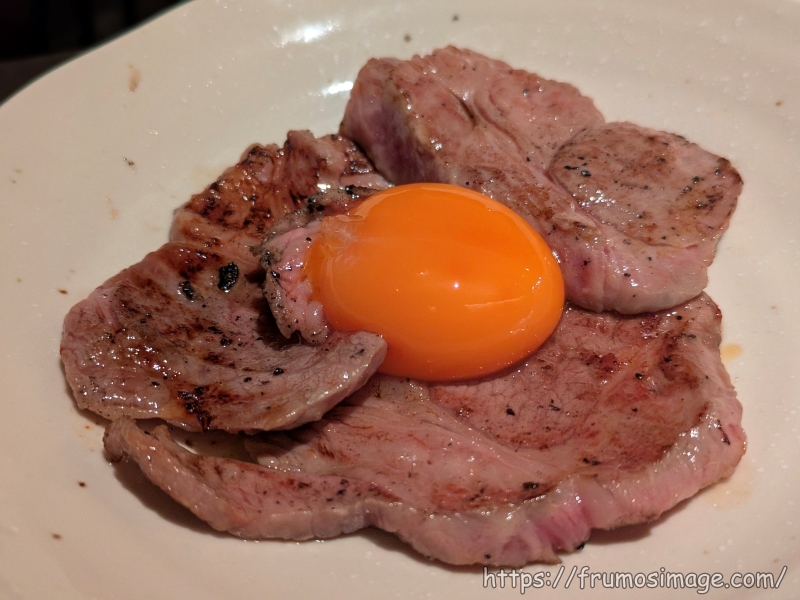 ラム焼肉ラムネ新宿すき焼きたまご乗せ