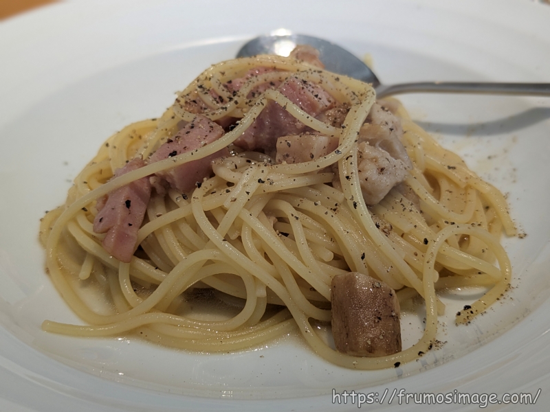 炭火焼きイタリアンrinランチコースベーコンパスタ接写
