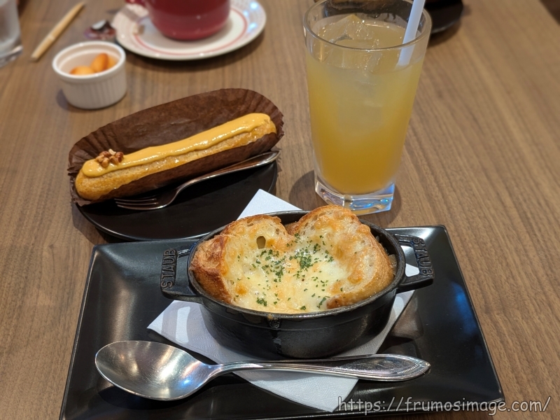 メゾンカイザーオニオングラタンスープとキャラメルエクレア