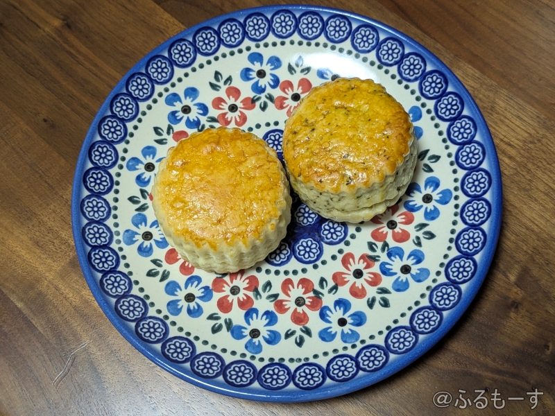 ポーリッシュポタリーの皿に載せたスコーン